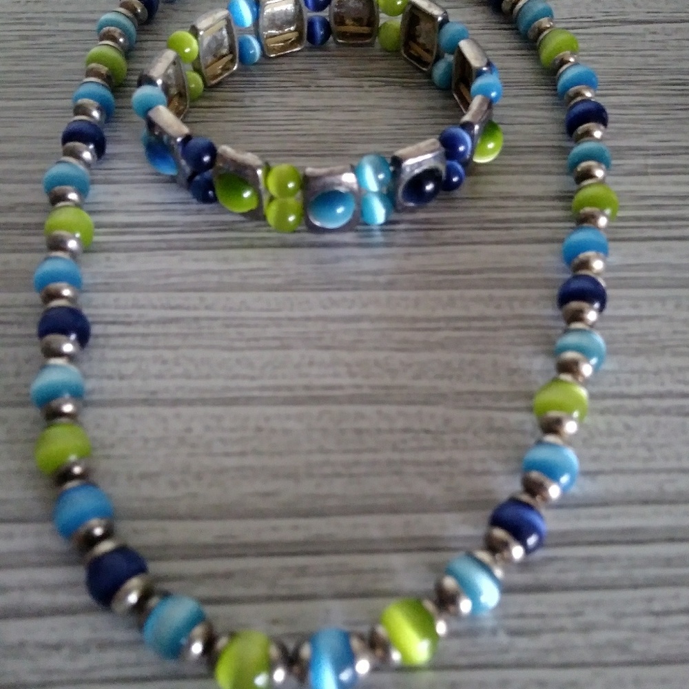 Necklace with stretchy matching bracelet